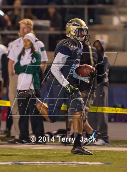 Thumbnail 1 in St. John Bosco vs. Long Beach Poly photogallery.