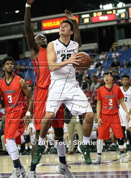 Thumbnail 2 in De La Salle vs. Modesto Christian (CIF NorCal Regional Open Division Final) photogallery.