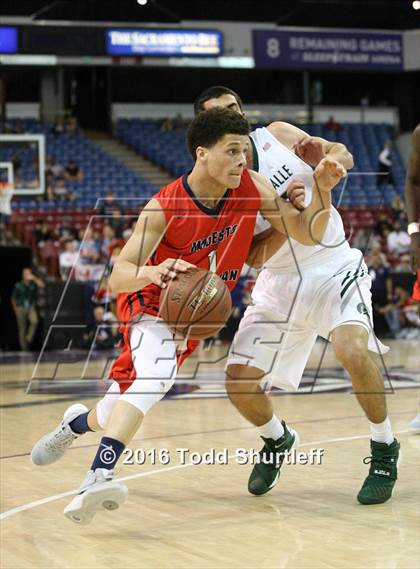 Thumbnail 2 in De La Salle vs. Modesto Christian (CIF NorCal Regional Open Division Final) photogallery.