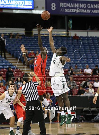 Thumbnail 2 in De La Salle vs. Modesto Christian (CIF NorCal Regional Open Division Final) photogallery.