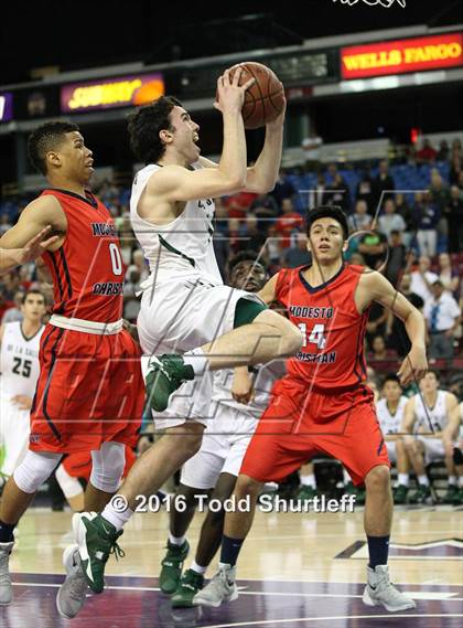 Thumbnail 2 in De La Salle vs. Modesto Christian (CIF NorCal Regional Open Division Final) photogallery.