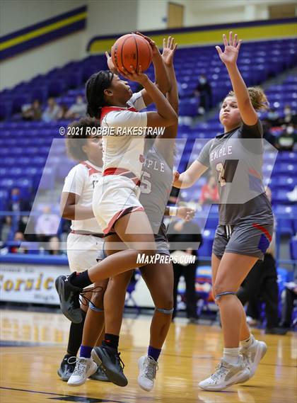 Thumbnail 1 in Temple vs. Cedar Hill (UIL 6A Bi-District) photogallery.