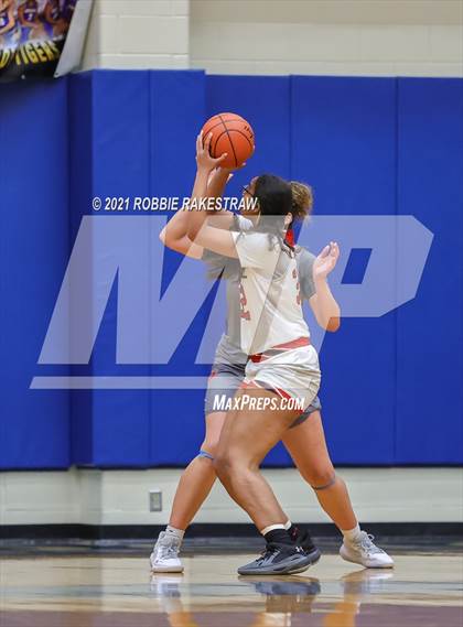 Thumbnail 3 in Temple vs. Cedar Hill (UIL 6A Bi-District) photogallery.