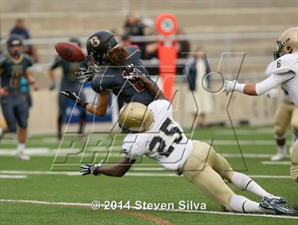 Thumbnail 1 in Bishop's vs. Mater Dei Catholic (CIF SDS D4 Final) photogallery.
