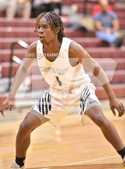 Thumbnail 2 in Clovis East vs De La Salle North Catholic (Tarkanian Classic) photogallery.