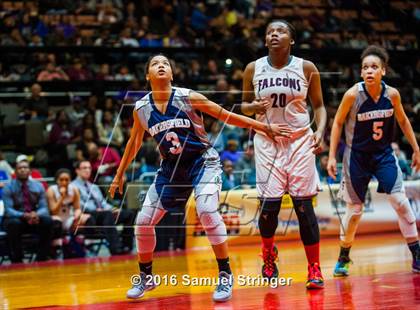 Thumbnail 2 in Independence vs. Bakersfield (CIF CS D2 Final) photogallery.