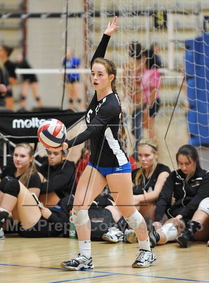 Thumbnail 2 in La Salle vs. O'Connor (Nike Tournament of Champions) photogallery.