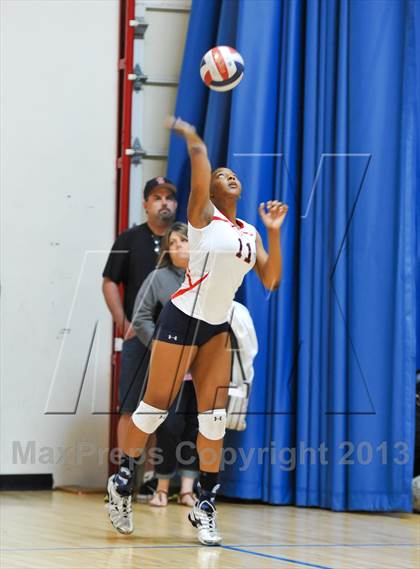 Thumbnail 2 in La Salle vs. O'Connor (Nike Tournament of Champions) photogallery.