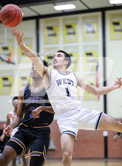 Thumbnail 3 in Lee's Summit West vs Ruskin (Summit Grill Shootout) photogallery.