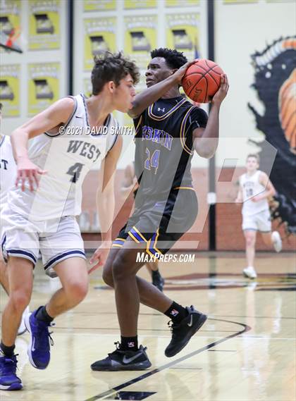 Thumbnail 2 in Lee's Summit West vs Ruskin (Summit Grill Shootout) photogallery.