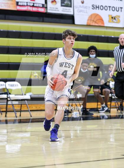 Thumbnail 3 in Lee's Summit West vs Ruskin (Summit Grill Shootout) photogallery.