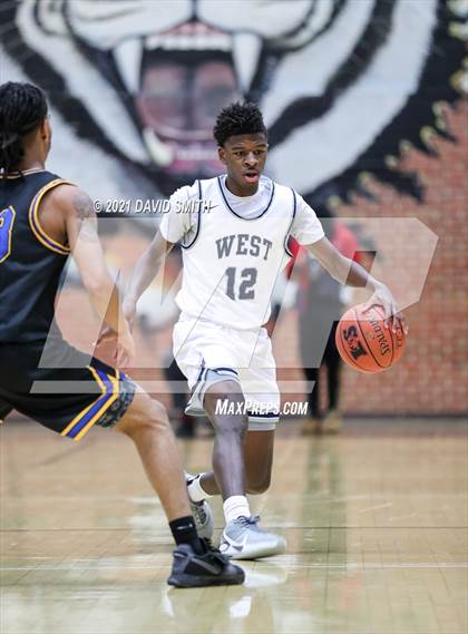 Thumbnail 1 in Lee's Summit West vs Ruskin (Summit Grill Shootout) photogallery.