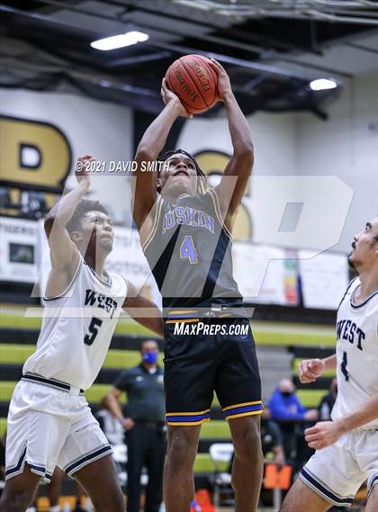 Thumbnail 2 in Lee's Summit West vs Ruskin (Summit Grill Shootout) photogallery.