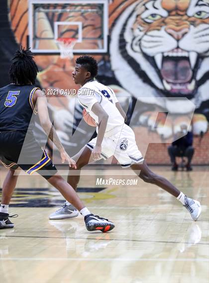 Thumbnail 1 in Lee's Summit West vs Ruskin (Summit Grill Shootout) photogallery.