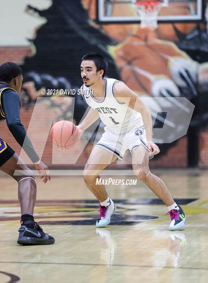 Thumbnail 2 in Lee's Summit West vs Ruskin (Summit Grill Shootout) photogallery.