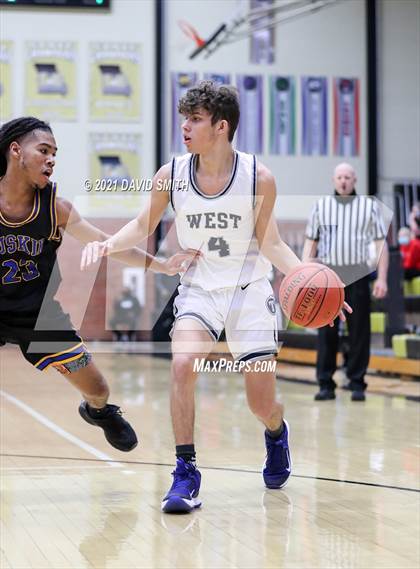 Thumbnail 2 in Lee's Summit West vs Ruskin (Summit Grill Shootout) photogallery.
