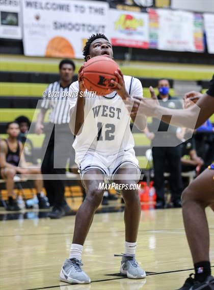 Thumbnail 3 in Lee's Summit West vs Ruskin (Summit Grill Shootout) photogallery.
