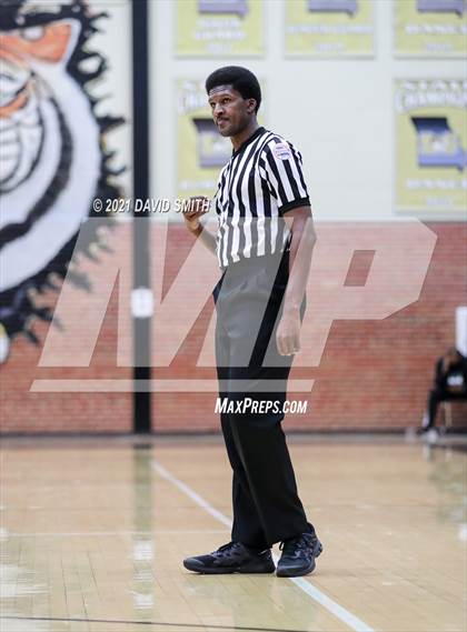 Thumbnail 2 in Lee's Summit West vs Ruskin (Summit Grill Shootout) photogallery.