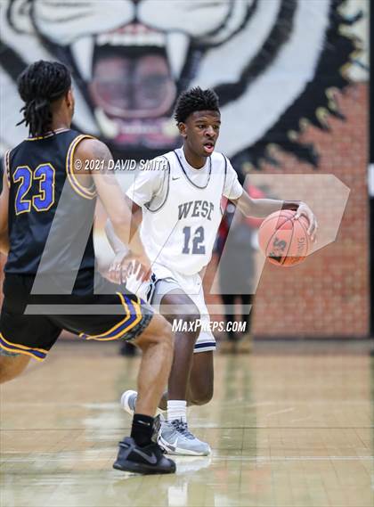 Thumbnail 2 in Lee's Summit West vs Ruskin (Summit Grill Shootout) photogallery.