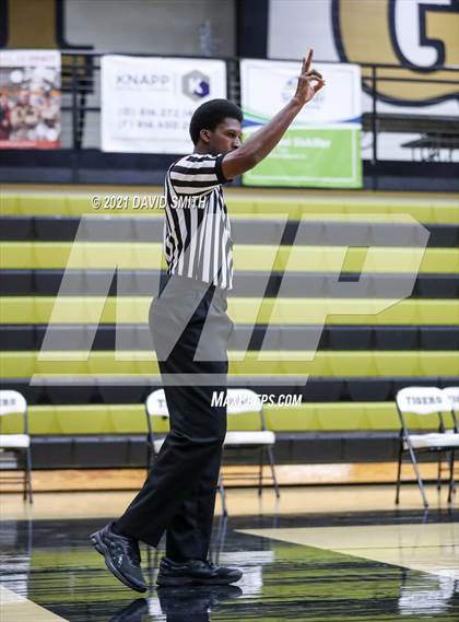 Thumbnail 3 in Lee's Summit West vs Ruskin (Summit Grill Shootout) photogallery.