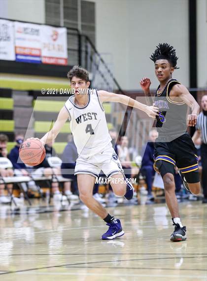 Thumbnail 3 in Lee's Summit West vs Ruskin (Summit Grill Shootout) photogallery.