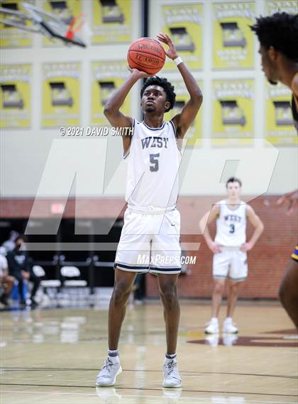 Thumbnail 1 in Lee's Summit West vs Ruskin (Summit Grill Shootout) photogallery.