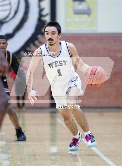 Thumbnail 2 in Lee's Summit West vs Ruskin (Summit Grill Shootout) photogallery.