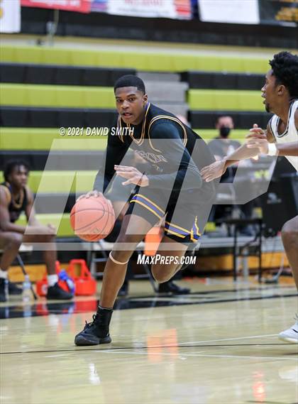 Thumbnail 3 in Lee's Summit West vs Ruskin (Summit Grill Shootout) photogallery.