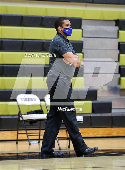 Thumbnail 2 in Lee's Summit West vs Ruskin (Summit Grill Shootout) photogallery.