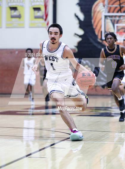 Thumbnail 3 in Lee's Summit West vs Ruskin (Summit Grill Shootout) photogallery.