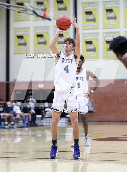 Thumbnail 1 in Lee's Summit West vs Ruskin (Summit Grill Shootout) photogallery.