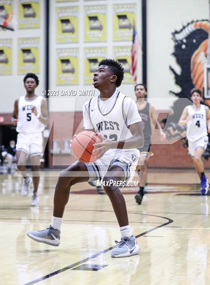 Thumbnail 1 in Lee's Summit West vs Ruskin (Summit Grill Shootout) photogallery.