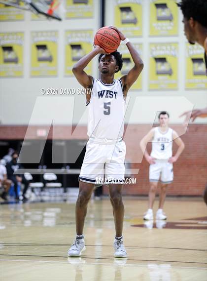 Thumbnail 3 in Lee's Summit West vs Ruskin (Summit Grill Shootout) photogallery.