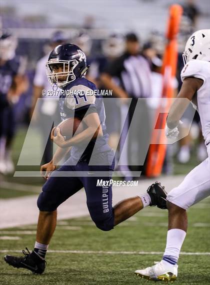 Thumbnail 2 in Eastside Catholic vs Gonzaga Prep (Emerald City Kickoff Classic) photogallery.