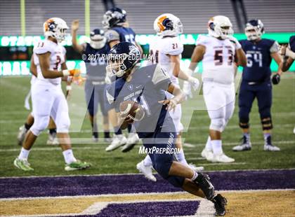 Thumbnail 2 in Eastside Catholic vs Gonzaga Prep (Emerald City Kickoff Classic) photogallery.