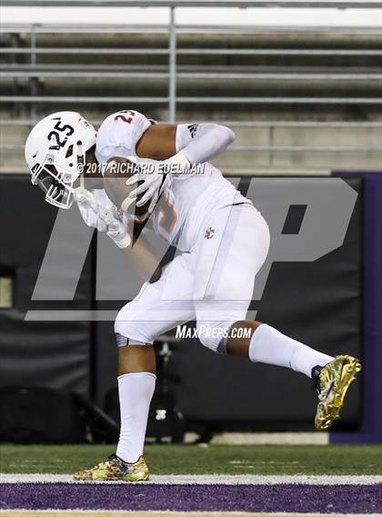 Thumbnail 2 in Eastside Catholic vs Gonzaga Prep (Emerald City Kickoff Classic) photogallery.
