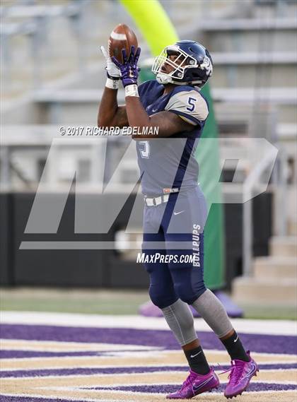 Thumbnail 2 in Eastside Catholic vs Gonzaga Prep (Emerald City Kickoff Classic) photogallery.