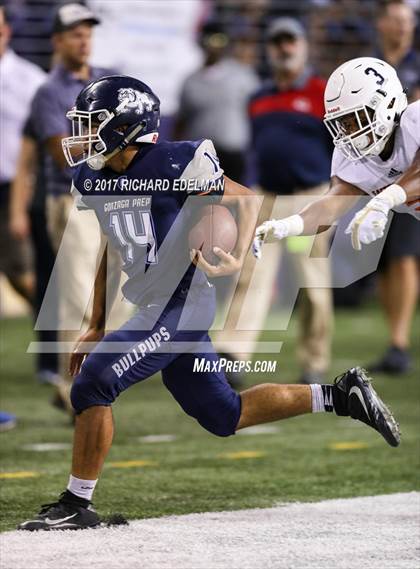 Thumbnail 2 in Eastside Catholic vs Gonzaga Prep (Emerald City Kickoff Classic) photogallery.