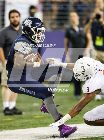 Thumbnail 3 in Eastside Catholic vs Gonzaga Prep (Emerald City Kickoff Classic) photogallery.
