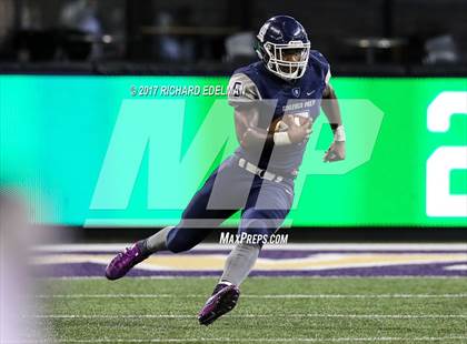 Thumbnail 2 in Eastside Catholic vs Gonzaga Prep (Emerald City Kickoff Classic) photogallery.