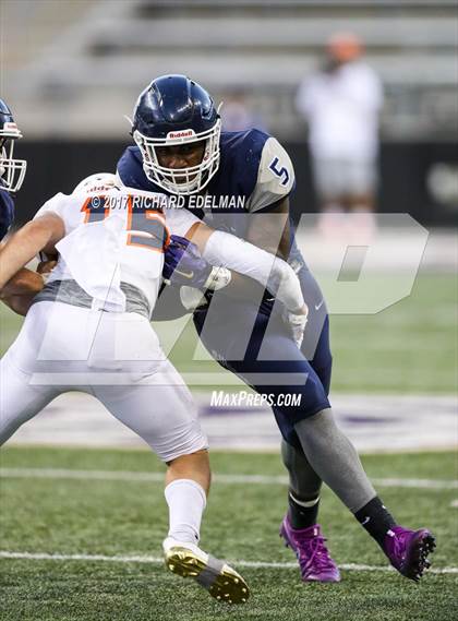 Thumbnail 2 in Eastside Catholic vs Gonzaga Prep (Emerald City Kickoff Classic) photogallery.