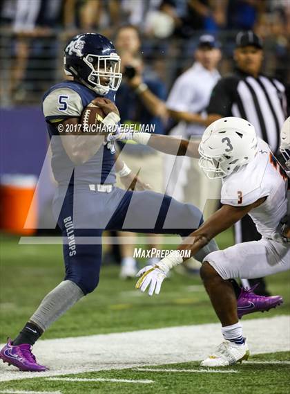 Thumbnail 2 in Eastside Catholic vs Gonzaga Prep (Emerald City Kickoff Classic) photogallery.