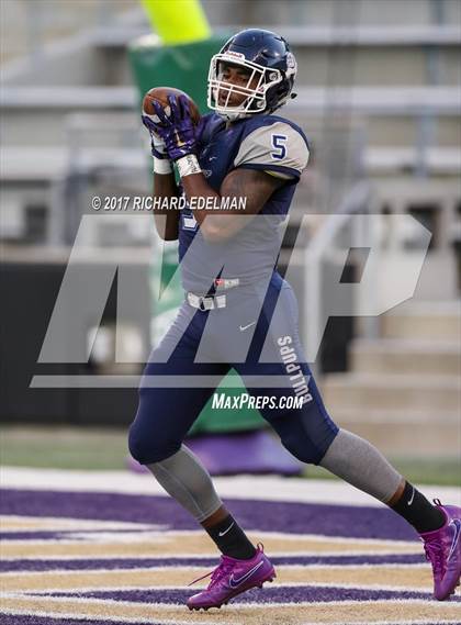 Thumbnail 3 in Eastside Catholic vs Gonzaga Prep (Emerald City Kickoff Classic) photogallery.