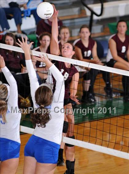 Thumbnail 3 in Benton vs Columbia (IHSA Class 2A Sectional Final) photogallery.