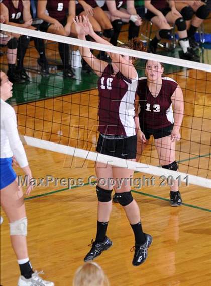 Thumbnail 2 in Benton vs Columbia (IHSA Class 2A Sectional Final) photogallery.