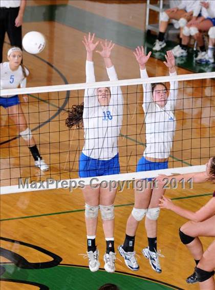 Thumbnail 1 in Benton vs Columbia (IHSA Class 2A Sectional Final) photogallery.