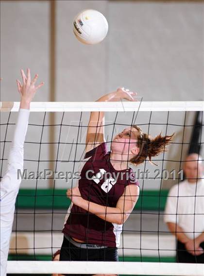 Thumbnail 2 in Benton vs Columbia (IHSA Class 2A Sectional Final) photogallery.