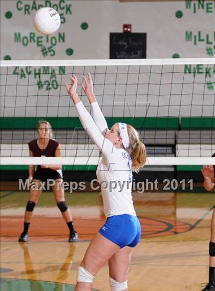 Thumbnail 2 in Benton vs Columbia (IHSA Class 2A Sectional Final) photogallery.