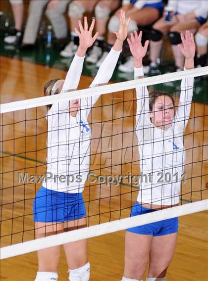 Thumbnail 3 in Benton vs Columbia (IHSA Class 2A Sectional Final) photogallery.