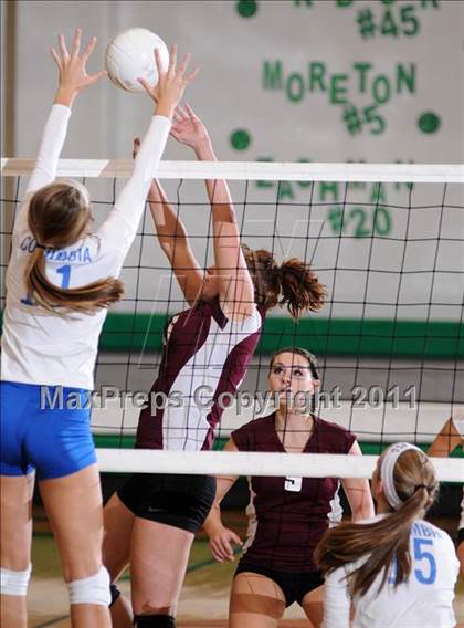Thumbnail 2 in Benton vs Columbia (IHSA Class 2A Sectional Final) photogallery.